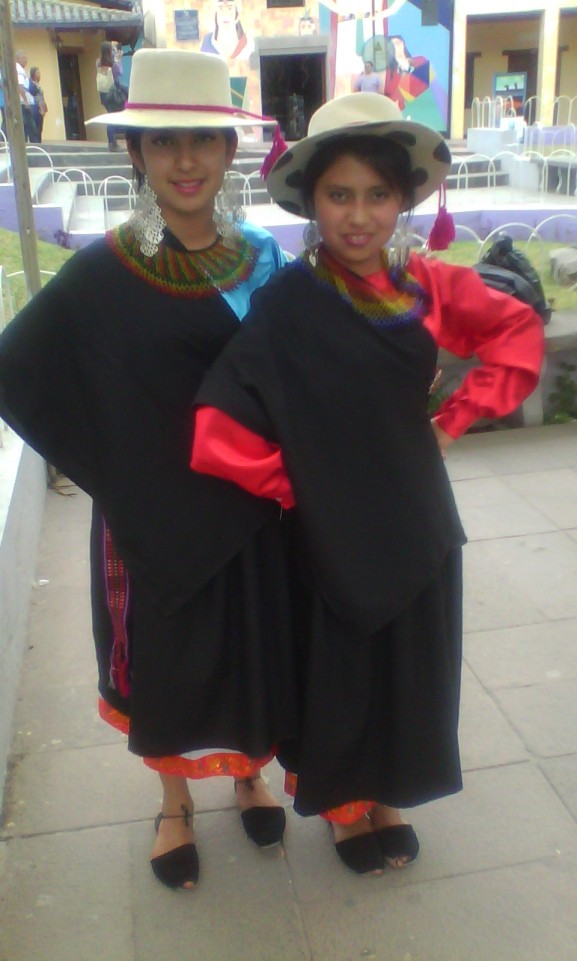 Young mujeres of the Loja province ready to dance. 